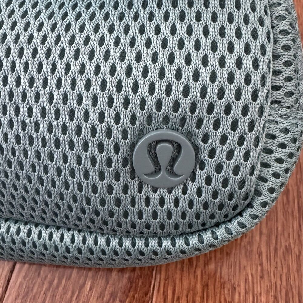 Lululemon Everywhere Belt Bag Knit Mesh Crater Blue 1L Fanny Pack Crossbody NWT - Picture 4 of 13